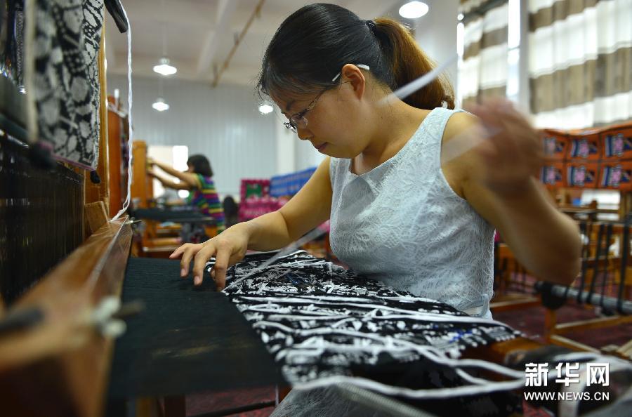Market Blooms for Tujia Ethnic Minority's Flowery Threads