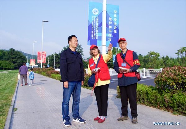 Volunteers Offer Services for SCO Summit in Qingdao