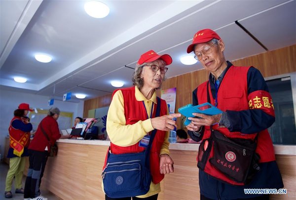 Volunteers Offer Services for SCO Summit in Qingdao