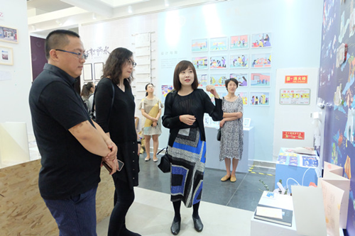 Delegates from South China Normal University Visit CWU School of Art, Design