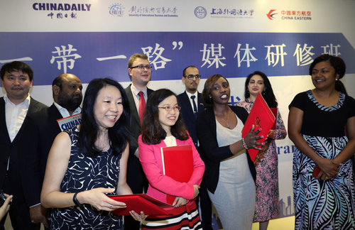 Foreign Journalists Learn About China