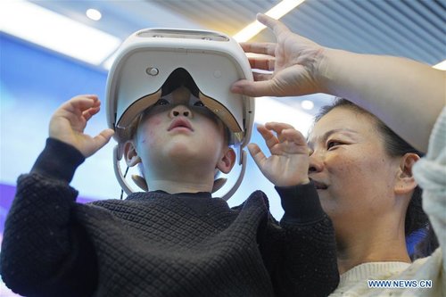 Children Experience Hi-tech Products at China's Reform, Opening-up Exhibition