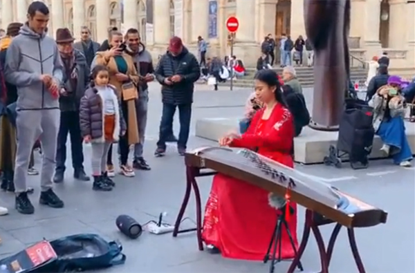 Zither Player Strikes Right Chord in Videos of Music