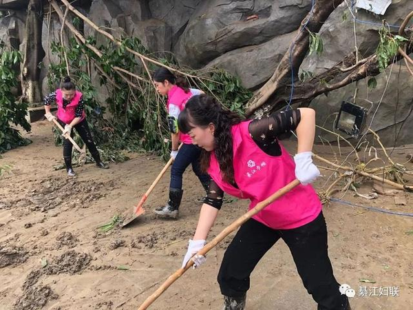 Women Volunteers Brave Downpour to Protect People in Chongqing