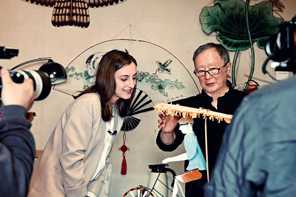 Young American Sharing Traditional Chinese Culture with World