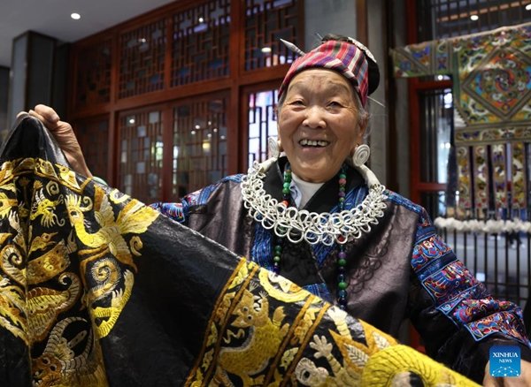 Across China: Traditional Embroidery Promotes 'China Chic' in Global Fashion