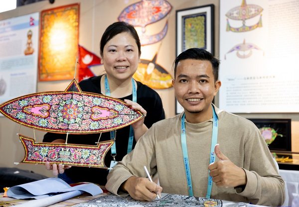 GLOBALink | Artists Showcase Skills at Intangible Cultural Heritage Exhibition in Quanzhou
