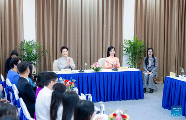 Peng Liyuan Visits Vietnam National University, Hanoi