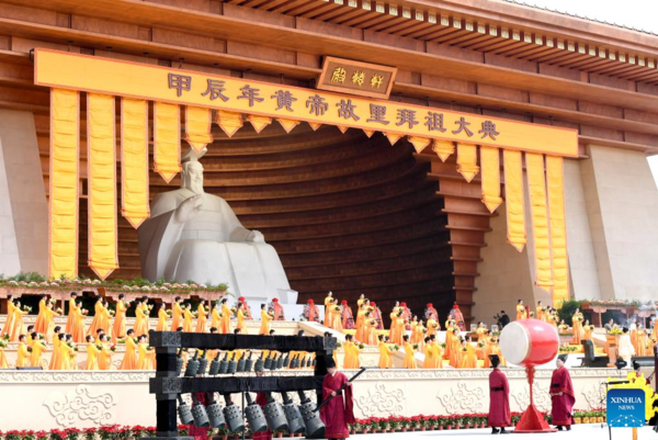 Chinese People Pay Tributes to Legendary Ancestor