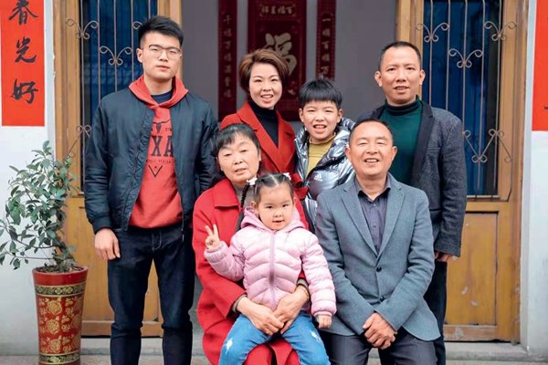 Family Runs Lei Cha Business, Boosts Hometown's Development