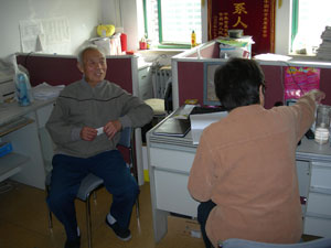 为捐款奔波一天的爷爷