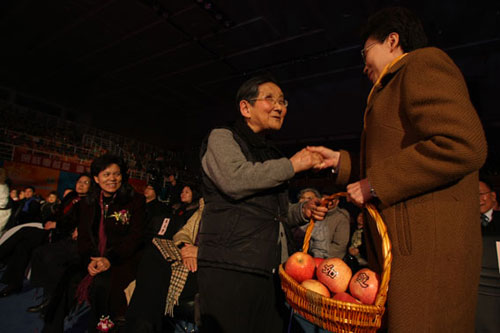 “春暖2007，滴水汇聚爱心”――“母亲水窖”主题公益晚会