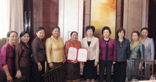 Vice President and First Member of the Secretariat of the ACWF Song Xiuyan (R5), Vice President and Member of the Secretariat of the ACWF Meng Xiaosi (R4) and members of the Lao women's delegation. [Women of China/Fan Wenjun]