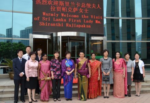 The first lady of Sri Lanka Mrs Shiranthi Rajapaksa, visiting the Shaanxi Women and Children's Activity Center in Xi'an, capital city of northwest China's Shaanxi Province, on May 30, 2013. [Shaanxi Women's Federation / He Wei]