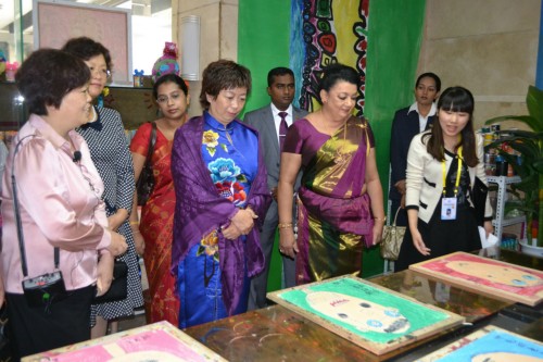 The first lady of Sri Lanka Mrs Shiranthi Rajapaksa, visiting the Shaanxi Women and Children's Activity Center in Xi'an, capital city of northwest China's Shaanxi Province, on May 30, 2013. [Shaanxi Women's Federation / He Wei]