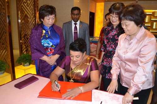 The first lady of Sri Lanka Mrs Shiranthi Rajapaksa, visiting the Shaanxi Women and Children's Activity Center in Xi'an, capital city of northwest China's Shaanxi Province, on May 30, 2013. [Shaanxi Women's Federation / He Wei]