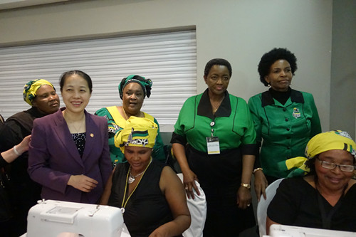 全国妇联向南非非国大妇联捐赠缝纫机仪式在南非举行