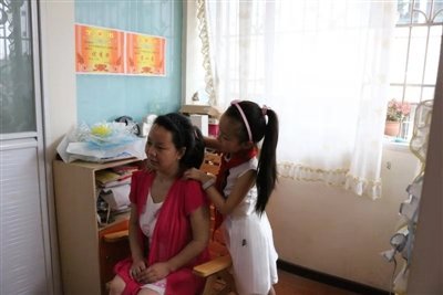 SW China's Primary School Girl Lauded for Commitment to Sick Mom