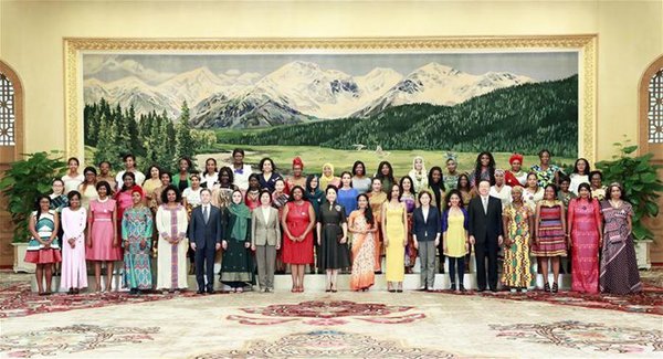 Wife of Chinese President Meets International Students