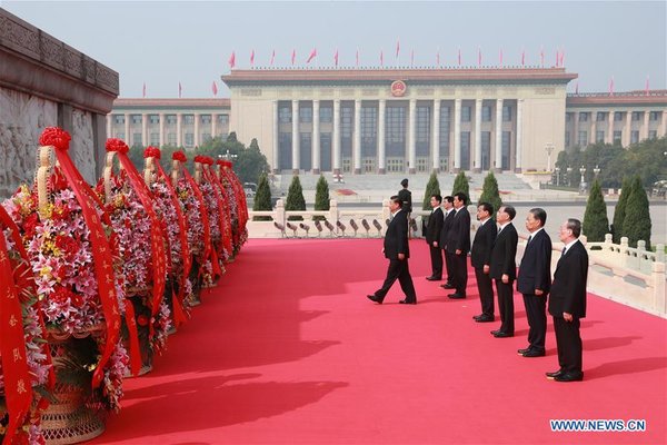 Xi Pays Tribute to National Heroes at Tian'anmen Square