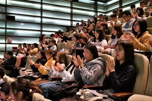 Poem Show by Students in Women's Colleges Pays Tribute to Motherland