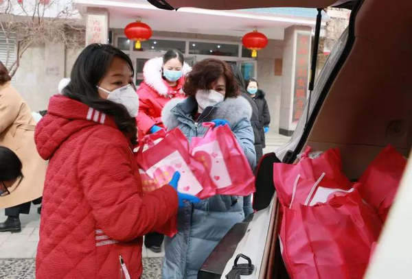 Qinghai Women's Federation Sends 'Love Parcels' to Frontline Medical Workers