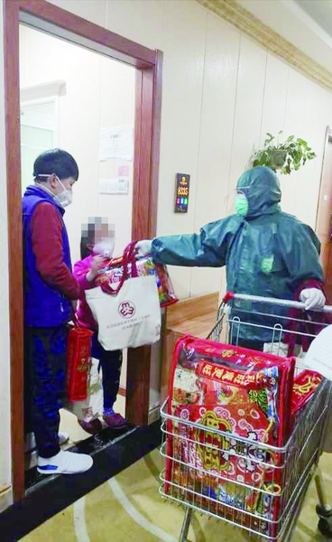 Women's Federation in Wuhan, C China, Brings Gifts to Quarantined Children