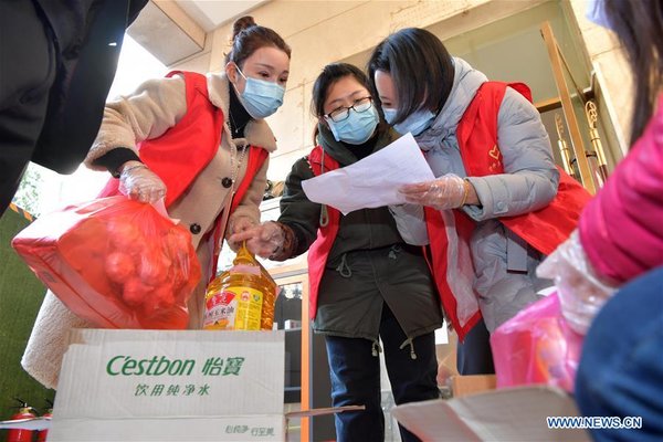 Community staff purchase daily necessities for households in enclosed building in Nanchang