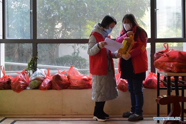 Community staff purchase daily necessities for households in enclosed building in Nanchang