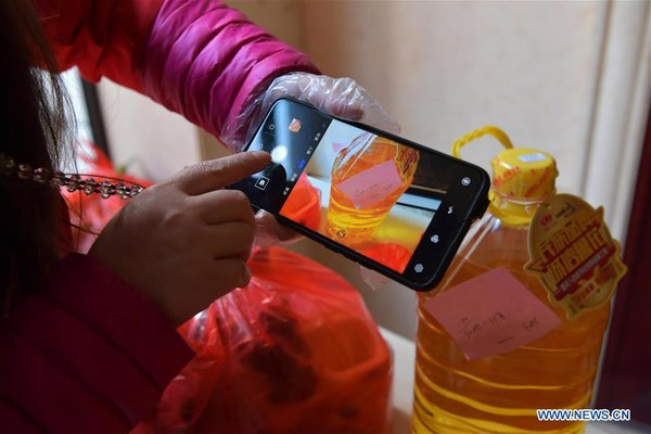 Community staff purchase daily necessities for households in enclosed building in Nanchang