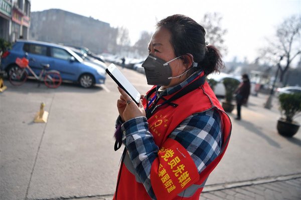 Community Staff, Volunteers Help Quarantined Residents with Daily Lives in Xi'an, NW China's Shaanxi