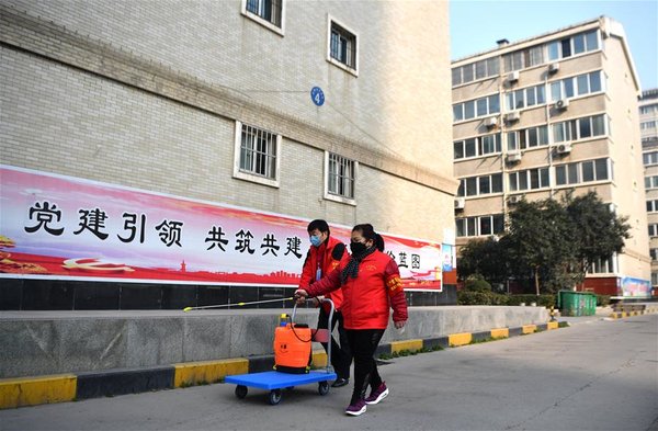 Community Staff, Volunteers Help Quarantined Residents with Daily Lives in Xi'an, NW China's Shaanxi