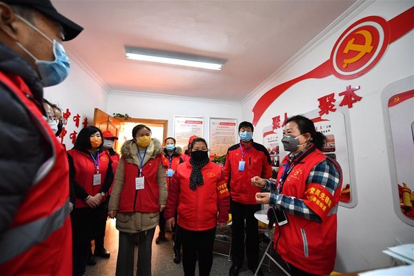 Community Staff, Volunteers Help Quarantined Residents with Daily Lives in Xi'an, NW China's Shaanxi