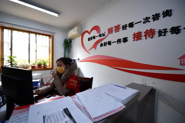 Community Staff, Volunteers Help Quarantined Residents with Daily Lives in Xi'an, NW China's Shaanxi