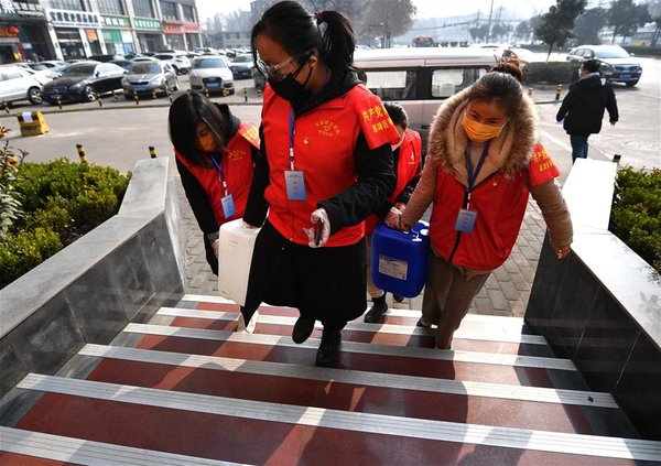 Community Staff, Volunteers Help Quarantined Residents with Daily Lives in Xi'an, NW China's Shaanxi