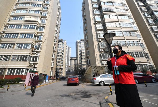 Community Staff, Volunteers Help Quarantined Residents with Daily Lives in Xi'an, NW China's Shaanxi