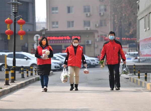 Community Staff, Volunteers Help Quarantined Residents with Daily Lives in Xi'an, NW China's Shaanxi