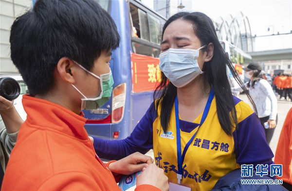 Reluctant to Say Goodbye to Jiangxi Medics Leaving Wuhan for Home