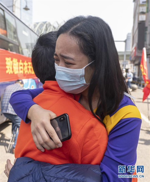 Reluctant to Say Goodbye to Jiangxi Medics Leaving Wuhan for Home