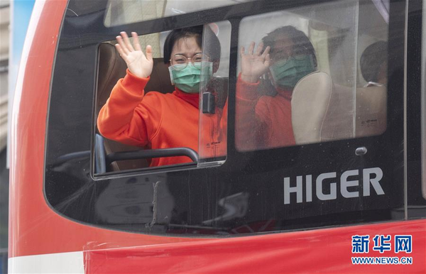 Reluctant to Say Goodbye to Jiangxi Medics Leaving Wuhan for Home