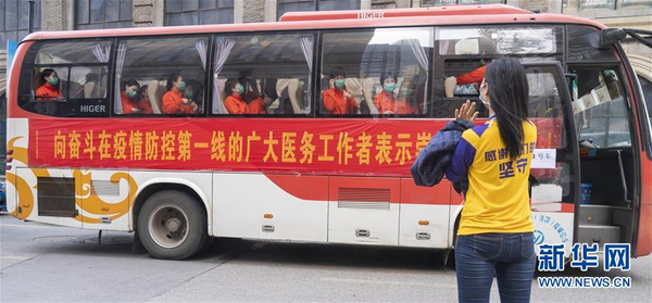 Reluctant to Say Goodbye to Jiangxi Medics Leaving Wuhan for Home