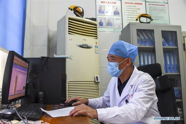 Sanitation workers in Hubei collect and transfer medical waste