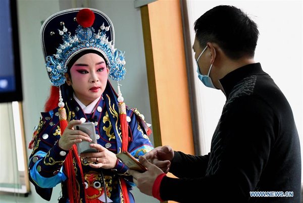 Professor promotes Henan Yu Opera via live streaming