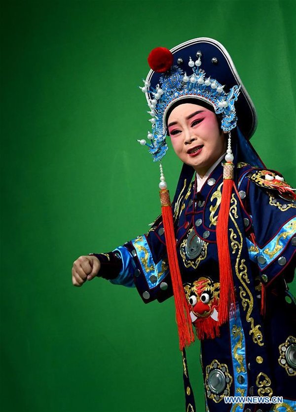 Professor promotes Henan Yu Opera via live streaming