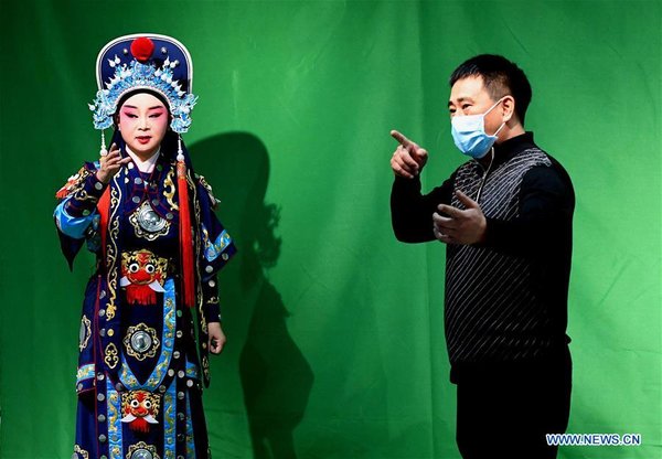 Professor promotes Henan Yu Opera via live streaming