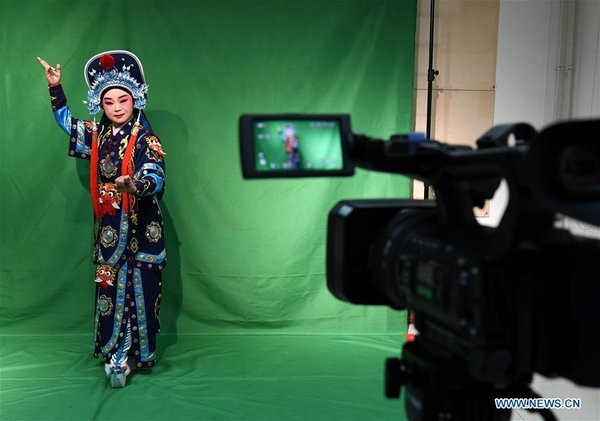 Professor promotes Henan Yu Opera via live streaming