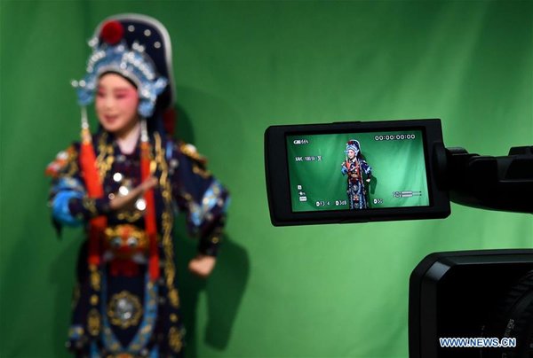 Professor promotes Henan Yu Opera via live streaming