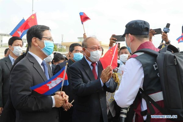 Chinese Medical Experts Arrive in Cambodia to Help fight COVID-19