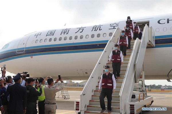 Chinese Medical Experts Arrive in Cambodia to Help fight COVID-19