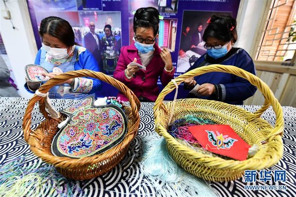 Craftswomen in SW China's Guizhou Resume Work, Improve Embroidering Skills